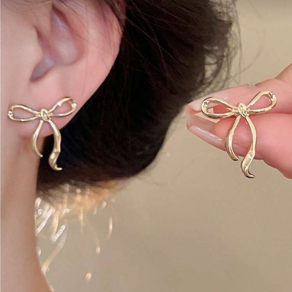 Chic Gold Bow Earrings